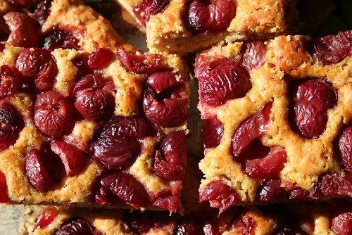 Kuchen mit frischen Kirschen