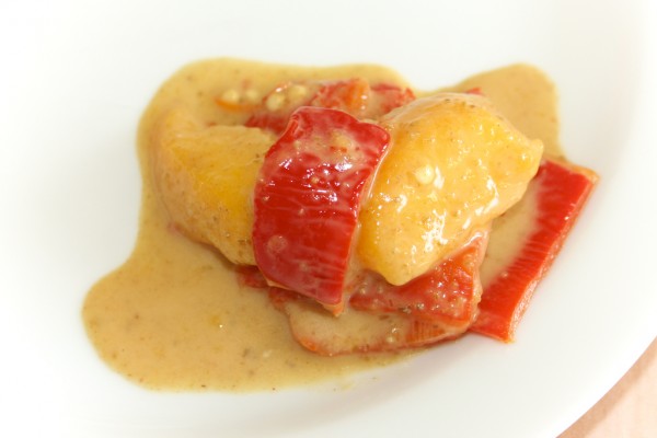 Paprika Pfirsich Salat mariniert in Tahini Dressing