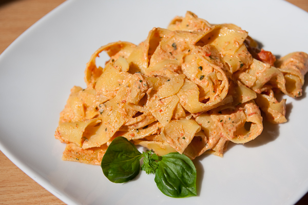Nudeln mit Mizithra und Paprika