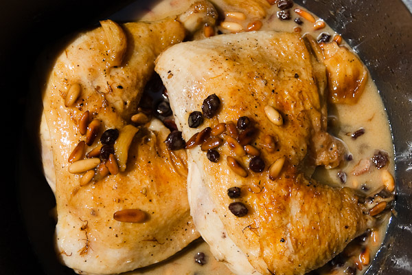 Pollo al Ajillo con Pinones y Pasas – Huhn mit Pinienkernen, Rosinen und Safran