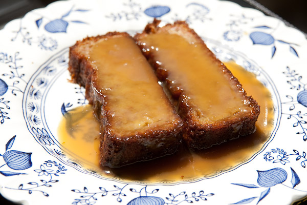 Bananenkuchen mit Karamell-Sirup