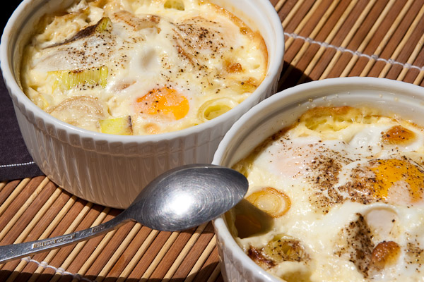 Gebackene Eier mit Lauch