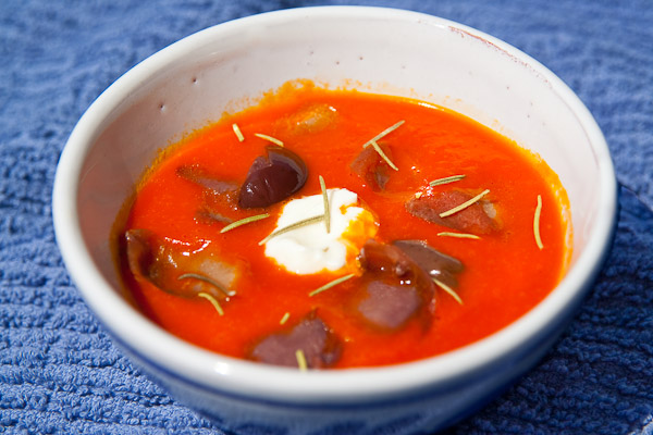 Rote Paprika Suppe mit Oliven und Joghurt