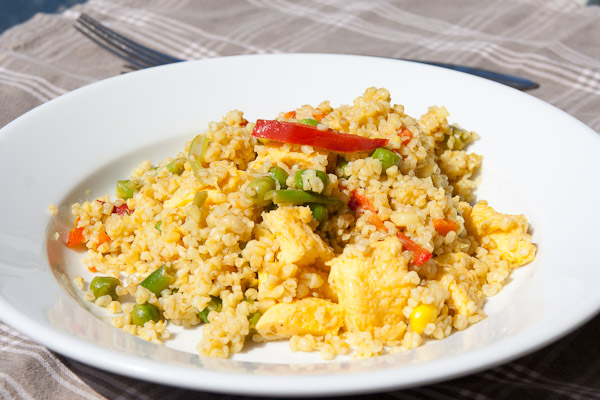 Gebratenes Curry Bulgur mit Gemüse