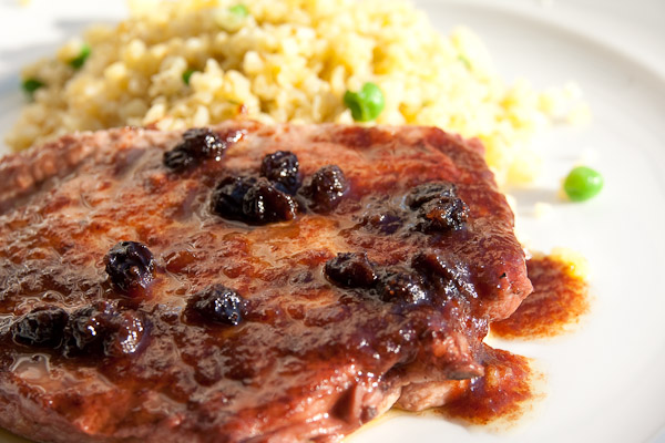 Hühnerbrust in Sherry-Rosinen Sauce