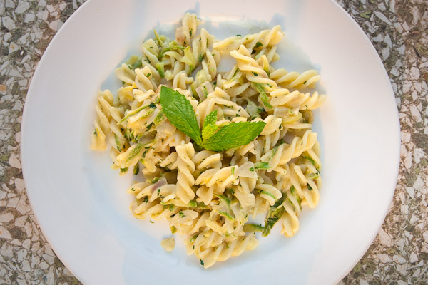 Fusilli mit Zucchini und Minze