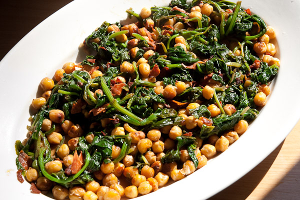 Gebratene Kichererbsen mit Spinat und Chorizo