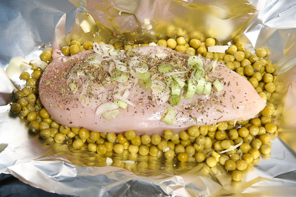 Hühnerfilet auf Erbsen
