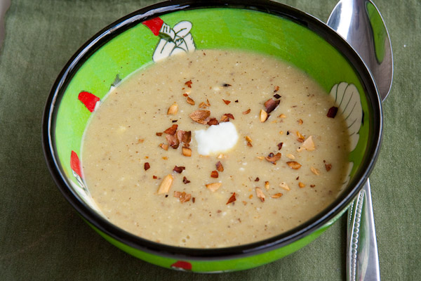 Kalte Zucchini Kartoffelsuppe mit gerösteten Mandeln