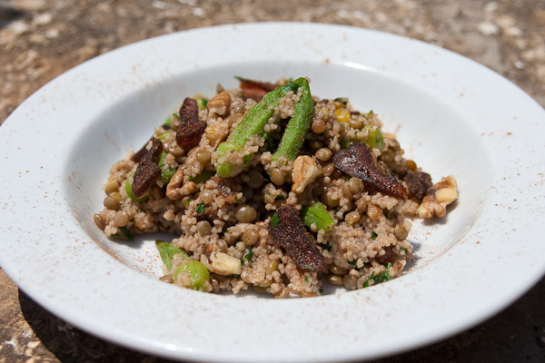 Okra Bulgur Salat mit Linsen und Nüssen