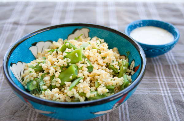 Bulgur mit grünen Bohnen und Joghurt Sauce
