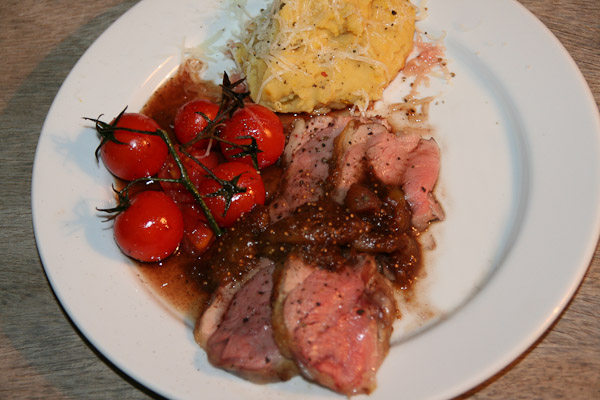 Langsam geschmortes Lamm mit Fave-Kartoffel Püree und konfierten Tomaten
