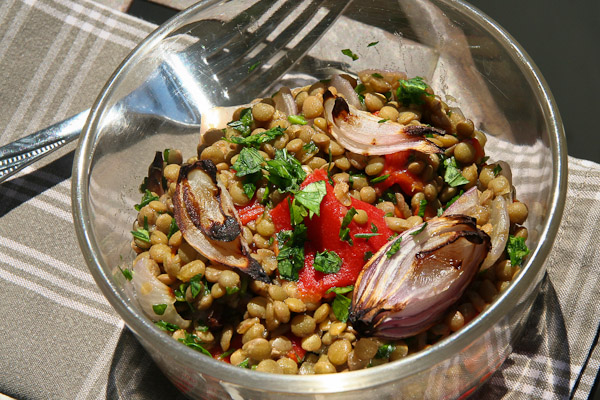 Linsensalat mit Paprika und gebackenen Zwiebeln