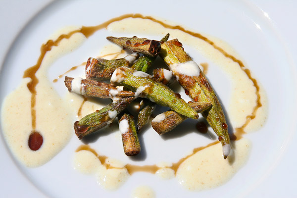 Okra frittiert mit Kreuzkümmel Dressing und Granatapfelsirup