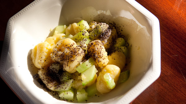 Gnocchi mit Ingwer, Gurke und Mohn