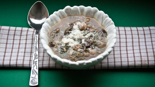 Kichererbsensuppe mit Radicchio und Prosciutto