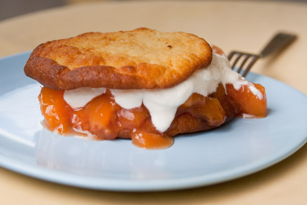 Shortcake mit Pfirsichkompott