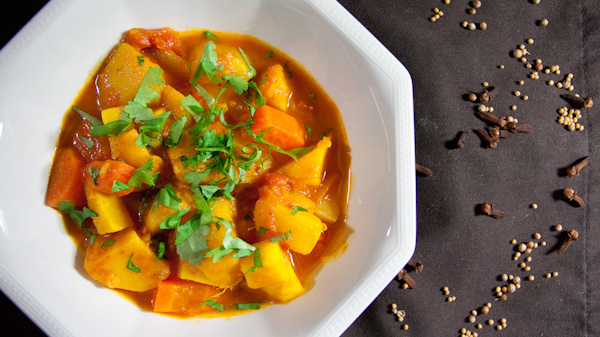 Indisches Curry mit Knollen und Wurzeln