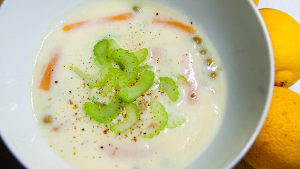 Avgolemono Suppe – griechische Ei-Zitronen-Suppe mit Reis