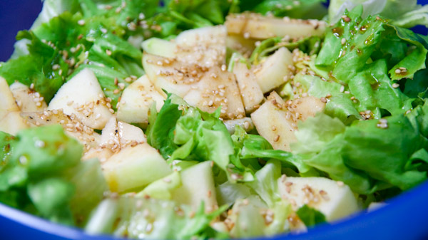 Salat mit Apfel und Gomasio