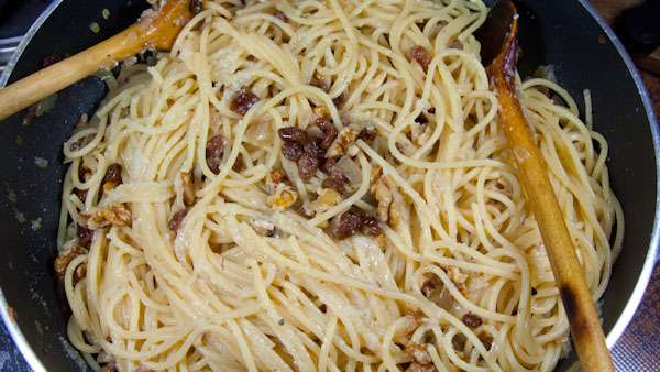 Spaghetti mit Walnüssen und Rosinen