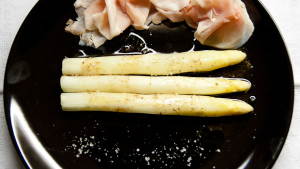 Gedämpfter Spargel mit Zitronenbutter und gekochtem Schinken