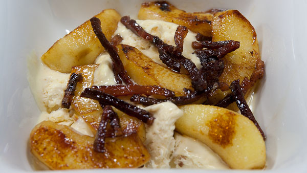 Vanilleeis mit Bratapfel und karamelisiertem Speck