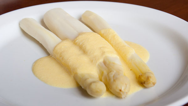 Weisser Spargel mit einfacher Sauce Hollandaise