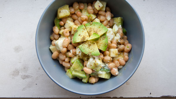 Zucchini Bohnen Salat mit Avocado