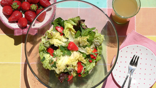 Gemischer Salat mit Erdbeeren und Minze