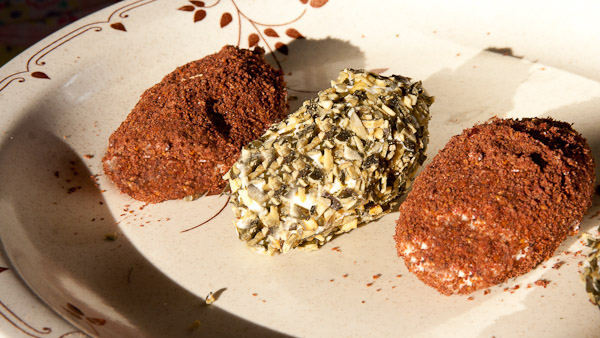 Schafskäse Pralinen mit Sumach und Kürbiskernen