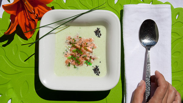 Geeiste Gurkensuppe mit Lachs Tartar