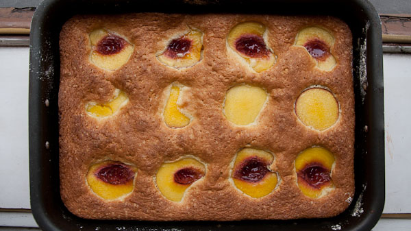 Pfirsichkuchen aus schwerer Sandmasse