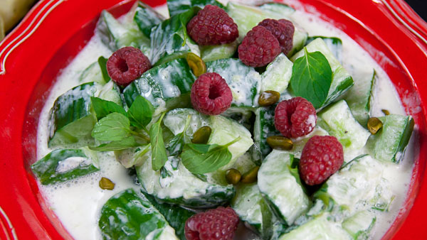 Gurken Joghurt Salat mit Himbeeren, Pistazien und Minze