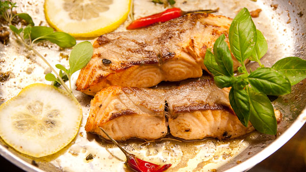 Lachsfilet mit Kräuterbutter – Niedrigtemperatur Garen mit Fisch