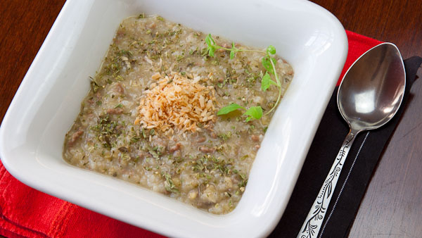 Mahluta mit Rindfleisch und Kokosspänen