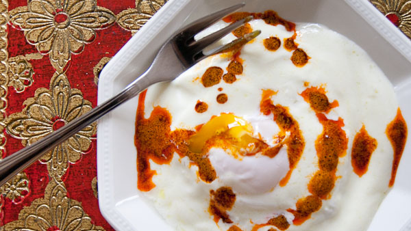Pochiertes Ei mit Joghurt Sauce und Paprika-Butter