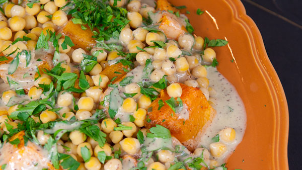 Gebackener Kürbis mit Kichererbsen und Tahini Sauce