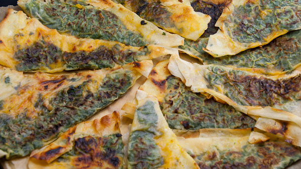 Gözleme mit Cheddar und Spinat