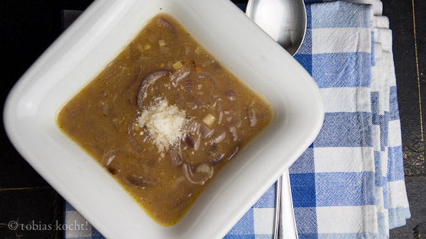Zwiebelsuppe aus roten Zwiebeln