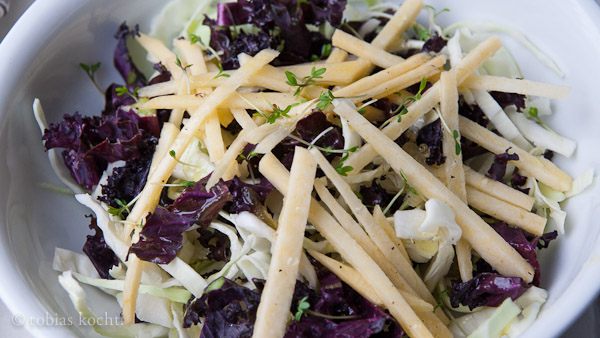 Wintersalat mit Steckrübe, Kohl und Kresse dazu Limettendressing