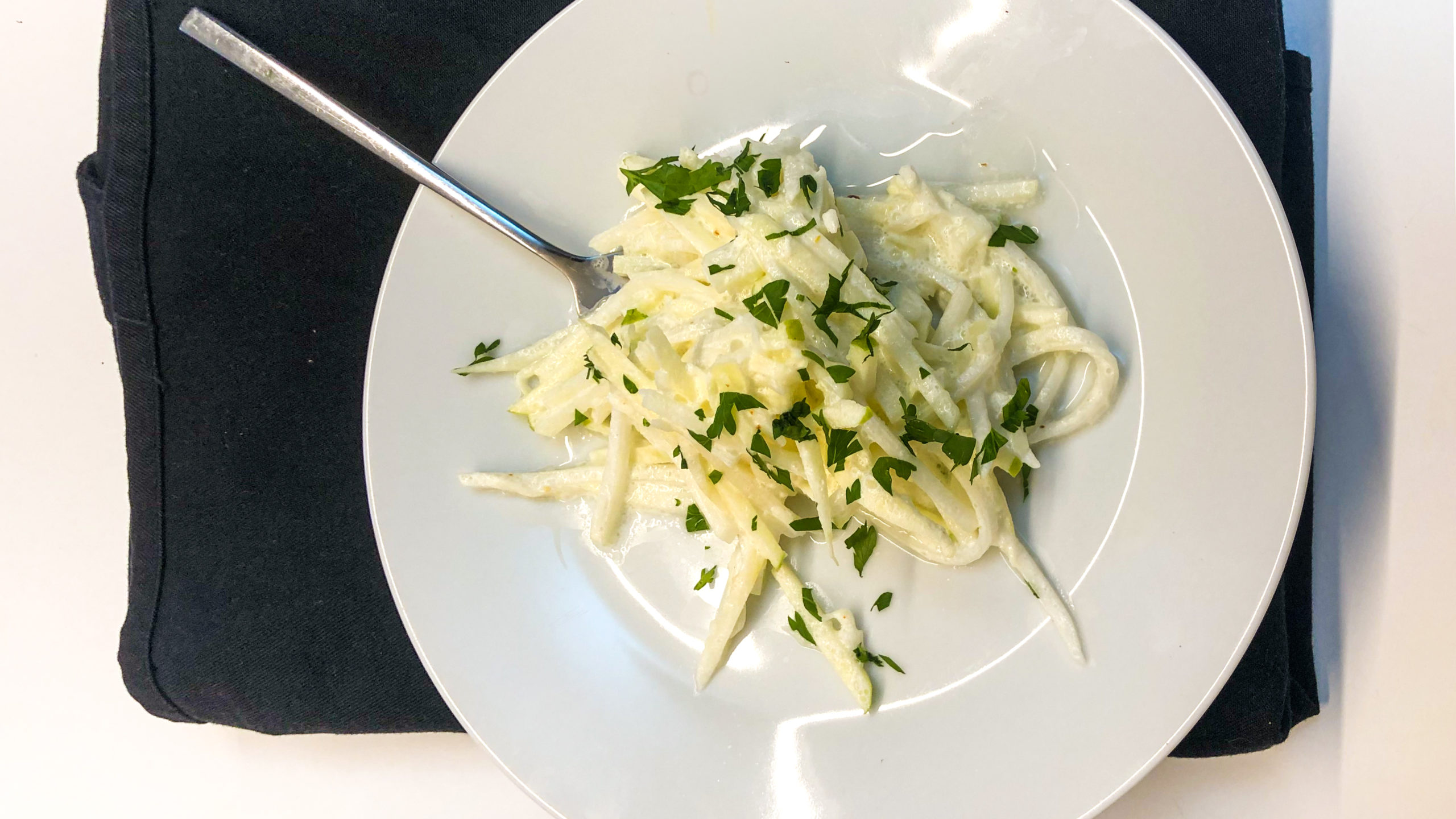 Kohlrabi-Apfel-Sauerrahm Salat